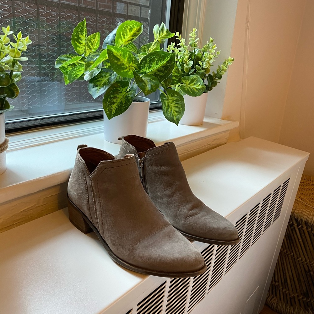 🔥5 for $25! Gray suede booties Franco Sarto